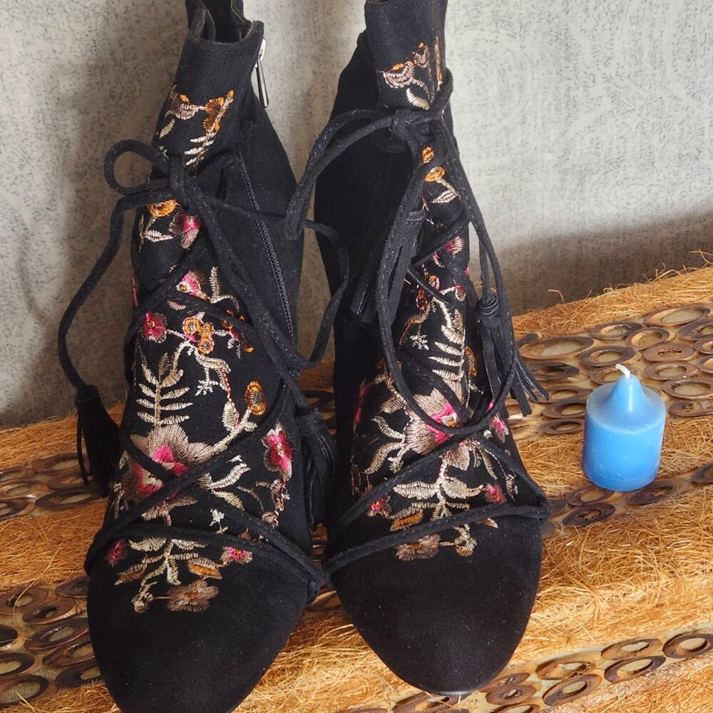 Gorgeous Suede Embroidered Boho Boots w/ties & tassles, zipper Sz 11 Monroe & M